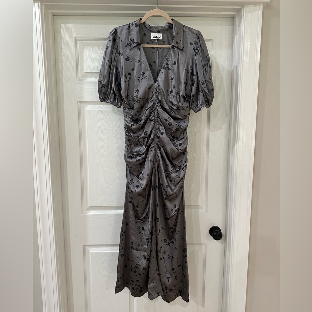 GANNI Ruched Floral-print Silk-blend satin midi dress - Picture 5 of 8